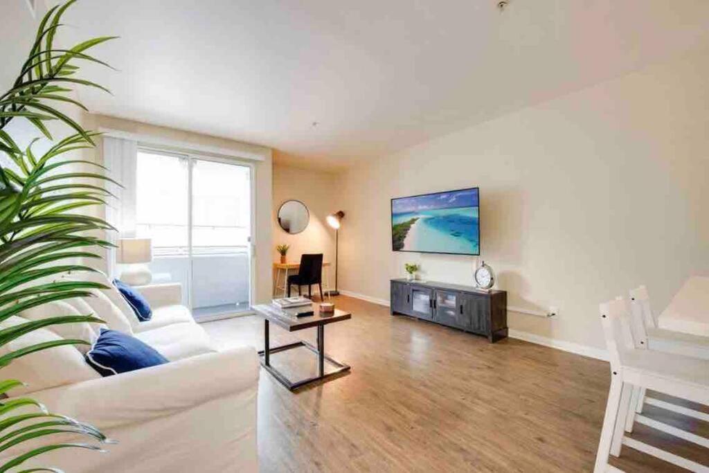 The Nest A Spacious 1 Bedroom Apartment With A Pool View Лос Анджелис Екстериор снимка