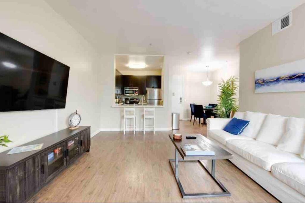 The Nest A Spacious 1 Bedroom Apartment With A Pool View Лос Анджелис Екстериор снимка